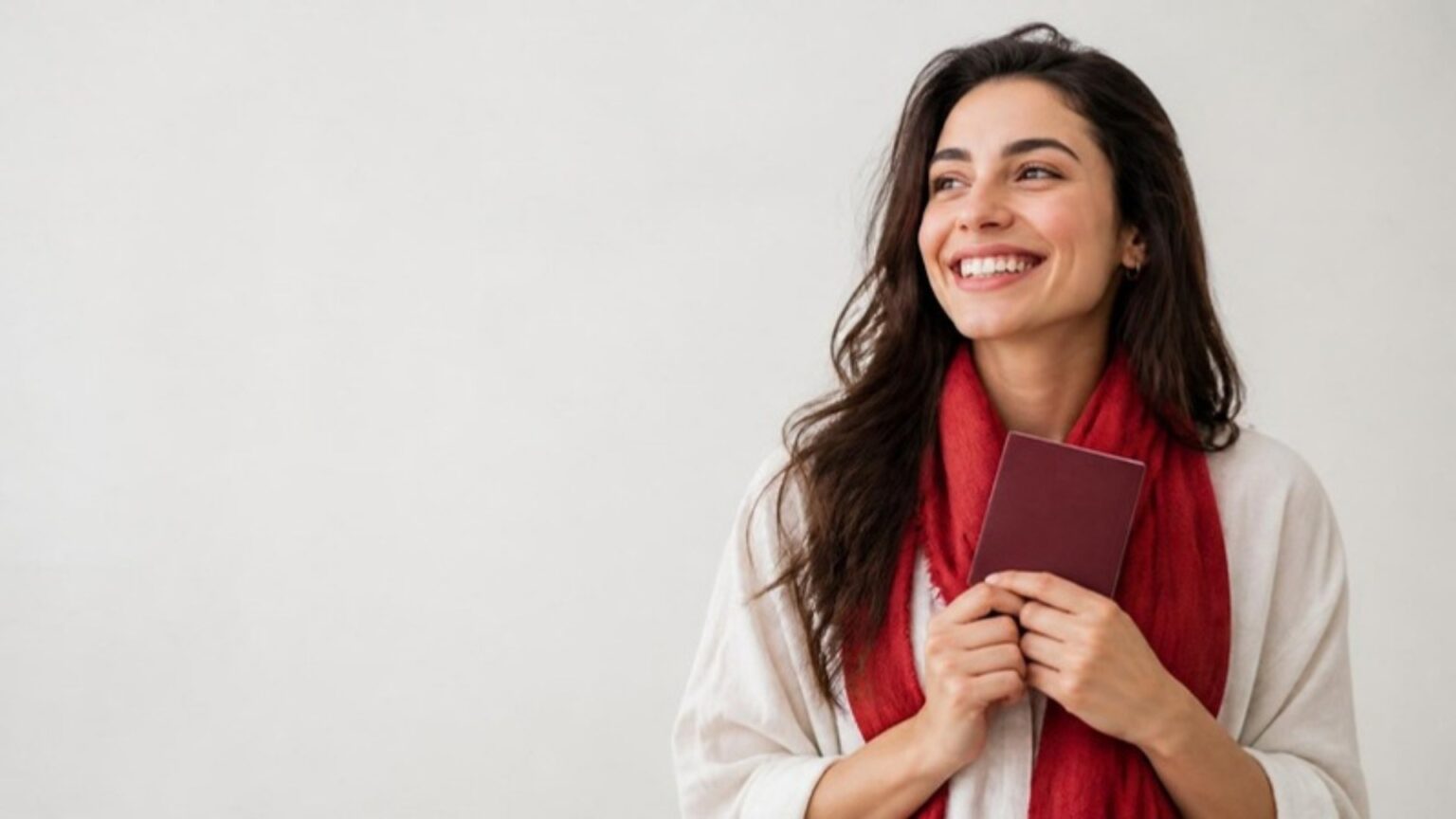 Pasaportunu tutan gülümseyen genç kadın